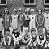 1. Karin van Bree 2. Wilma Jacobs 3. Angelie Martens 4. Marian Leenders 5. Marianne Broeder 6. Marijke Martens 7. Rosalie Broeren 8. Marga Deenen 9.René Jacobs 10. Frank Hendriks 11. Ton Swinkels 12. Gerard van den Bosch 13. Ben Linders 14. Klaas de Haas 15. Ton Rutten